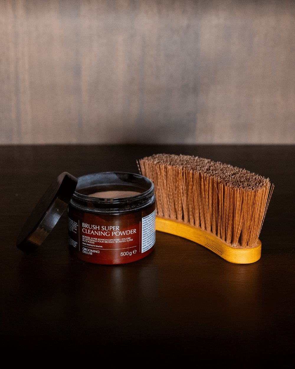 Brosses de pansage disposées avec de la poudre nettoyante lors d'une remise à zéro saisonnière du kit